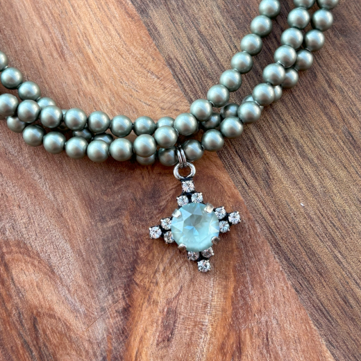 Perlencollier Stella oliv mit salbei-grünem Kristallstein