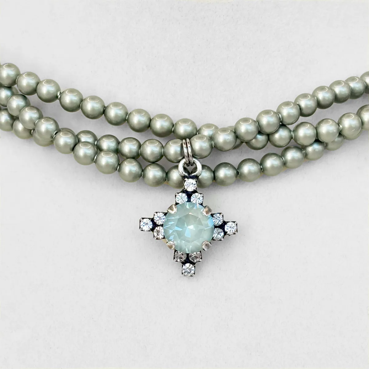 Perlencollier Stella oliv mit salbei-grünem Kristallstein