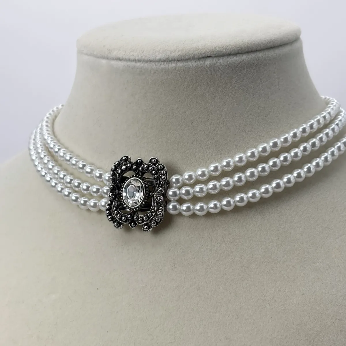 Trachtencollier Hannah – Weißes Perlencollier mit Kristallstein | Handgemachter Trachtenschmuck