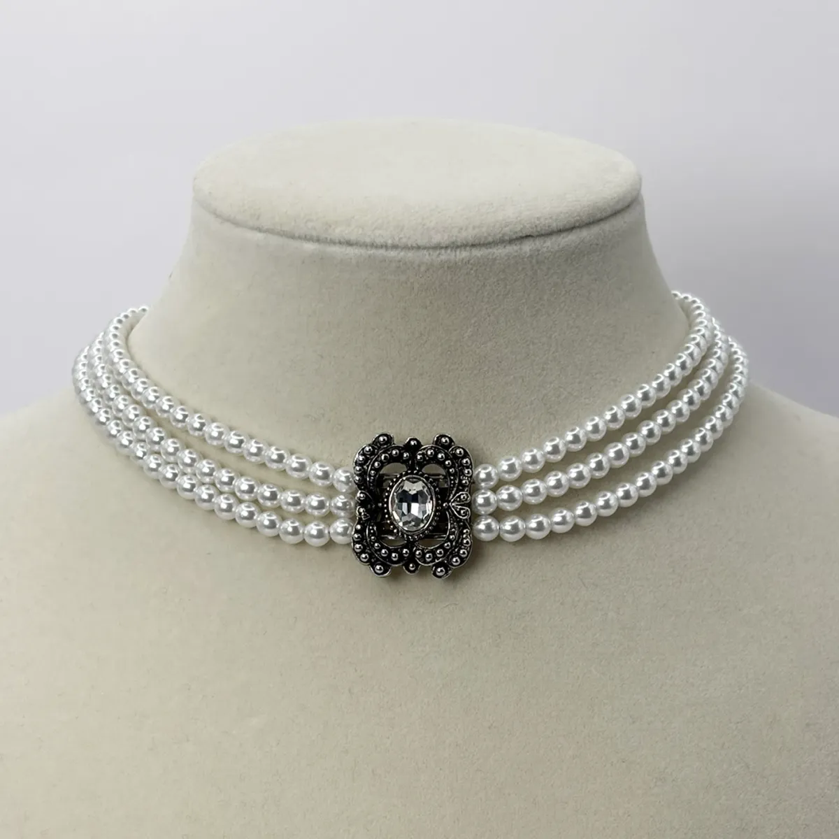 Handgefertigte Trachtenkette mit weißen Perlen und elegantem Design – Dirndlschmuck für Oktoberfest, Hochzeit und besondere Anlässe.