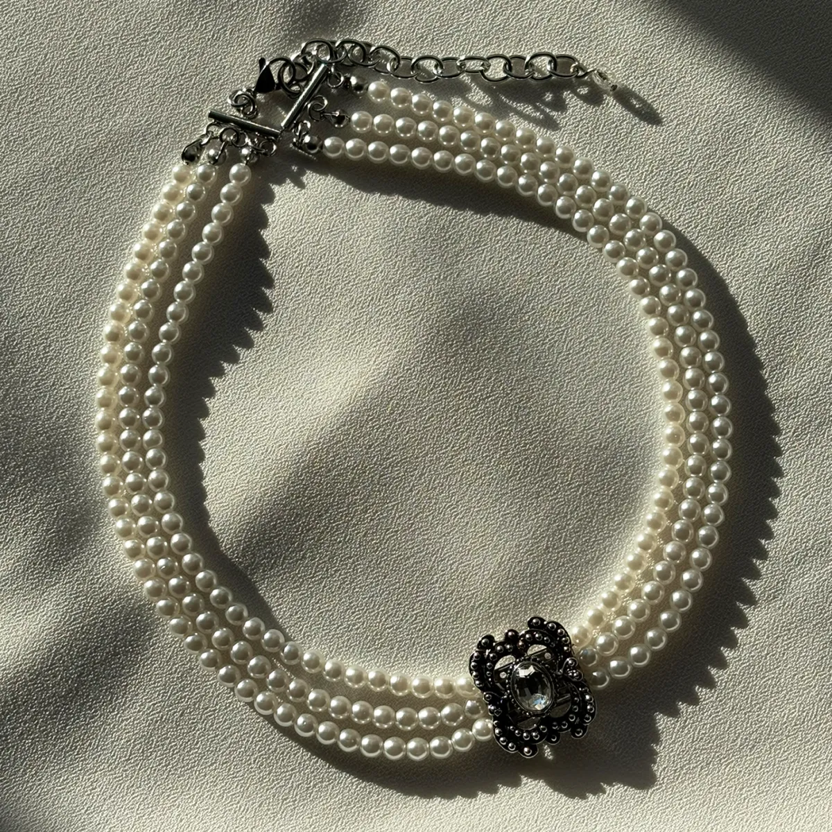 Eleganter Trachtenschmuck mit fein verarbeiteten Perlen – die stilvolle Trachtenkette ergänzt jedes Dirndl und verleiht festlichen Outfits einen zeitlosen, femininen Look.